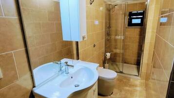 Douche, sĂšche-cheveux, serviettes fournies, savon