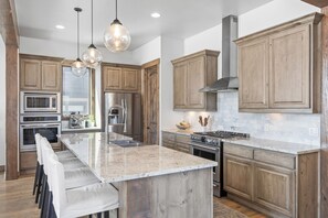 Fridge, microwave, oven, stovetop - 30+ Night Ski Retreat | Pet Friendly| Minutes to Slopes | Hot Tub (Steamboat Springs)