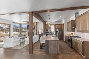 Fridge, microwave, oven, stovetop - 30+ Night Ski Retreat | Pet Friendly| Minutes to Slopes | Hot Tub (Steamboat Springs)