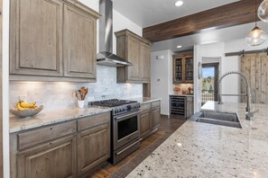 Køleskab, mikrobølgeovn, ovn, kogeplade