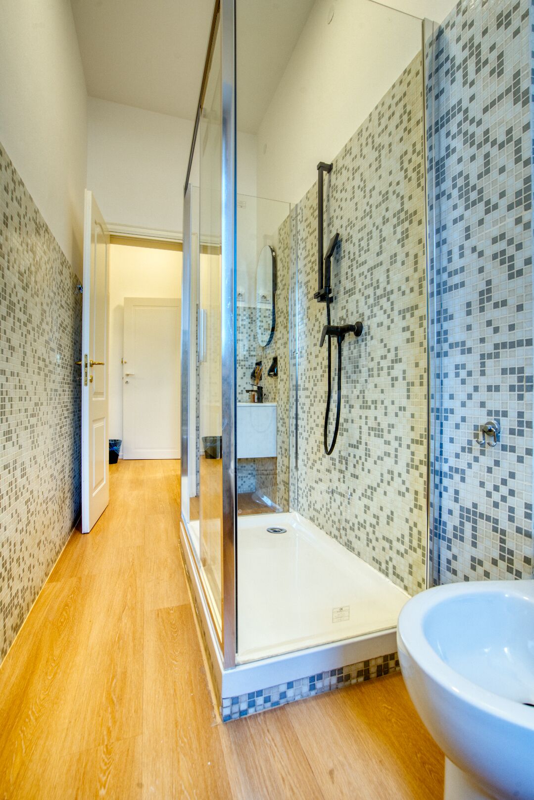 Douche, sèche-cheveux, serviettes fournies, savon