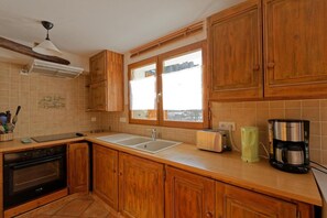 Réfrigérateur, four à micro-ondes, un four, lave-vaisselle