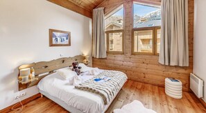 3 bedrooms, WiFi, bed sheets - 3rd floor, view valley, fitness, swimming pool, sauna, hammam, terrace, parking, tv, 89m² (Champagny-en-Vanoise)