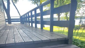 Un deck de madera con un tapete que dice 'hello' en la entrada.