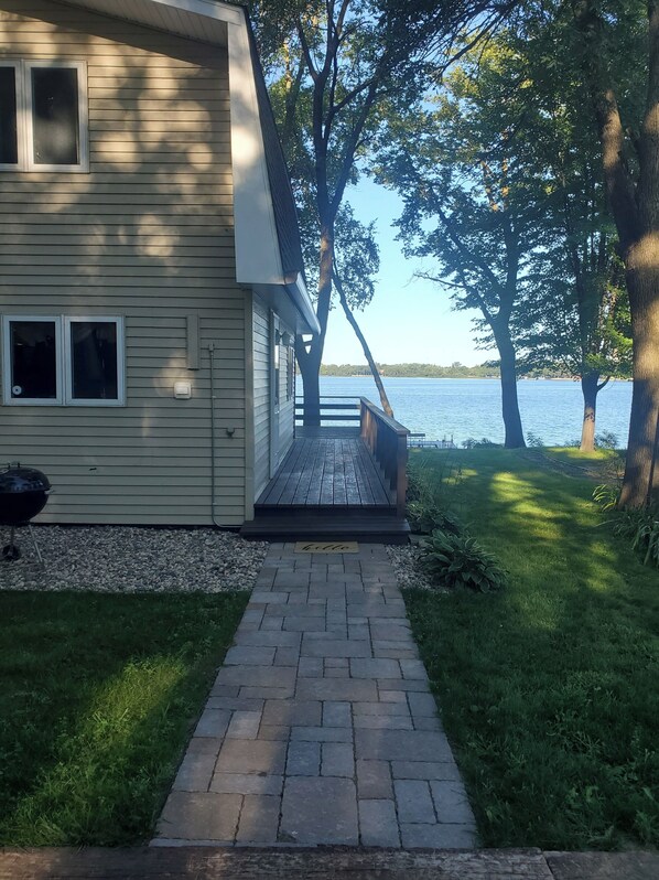 Property grounds - Westview Getaway: charming 4-bedroom lakeside cabin, 90 min. west of Twin Cities (Litchfield)