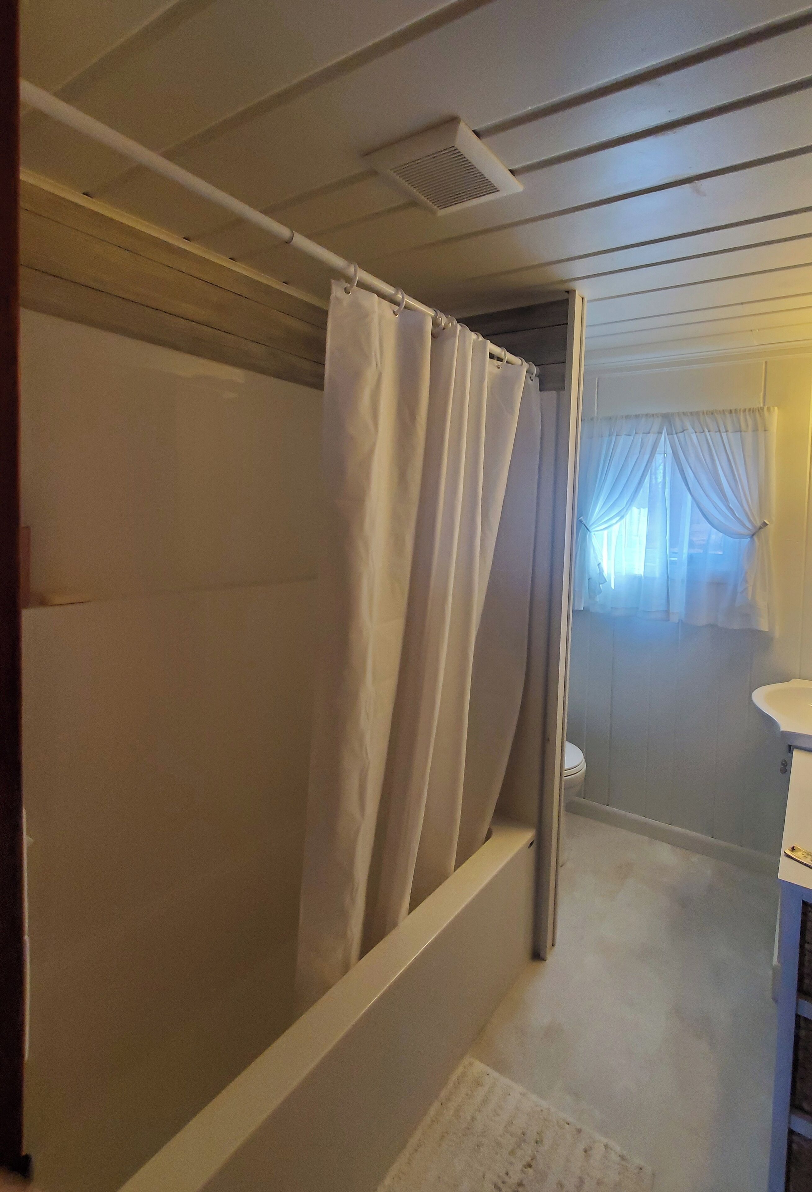 Ein Badezimmer mit Dusche, Toilette und Waschbecken.