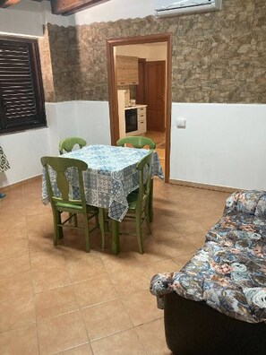 Apartment, 2 Bedrooms, Smoking, Patio | Dining room