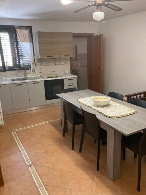 Huoneisto, 2 makuuhuonetta, tupakointi sallittu, patio | Ruokasali