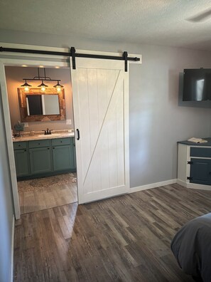 3 soverom, skrivebord, reiseseng for barn og wi-fi (inkludert)