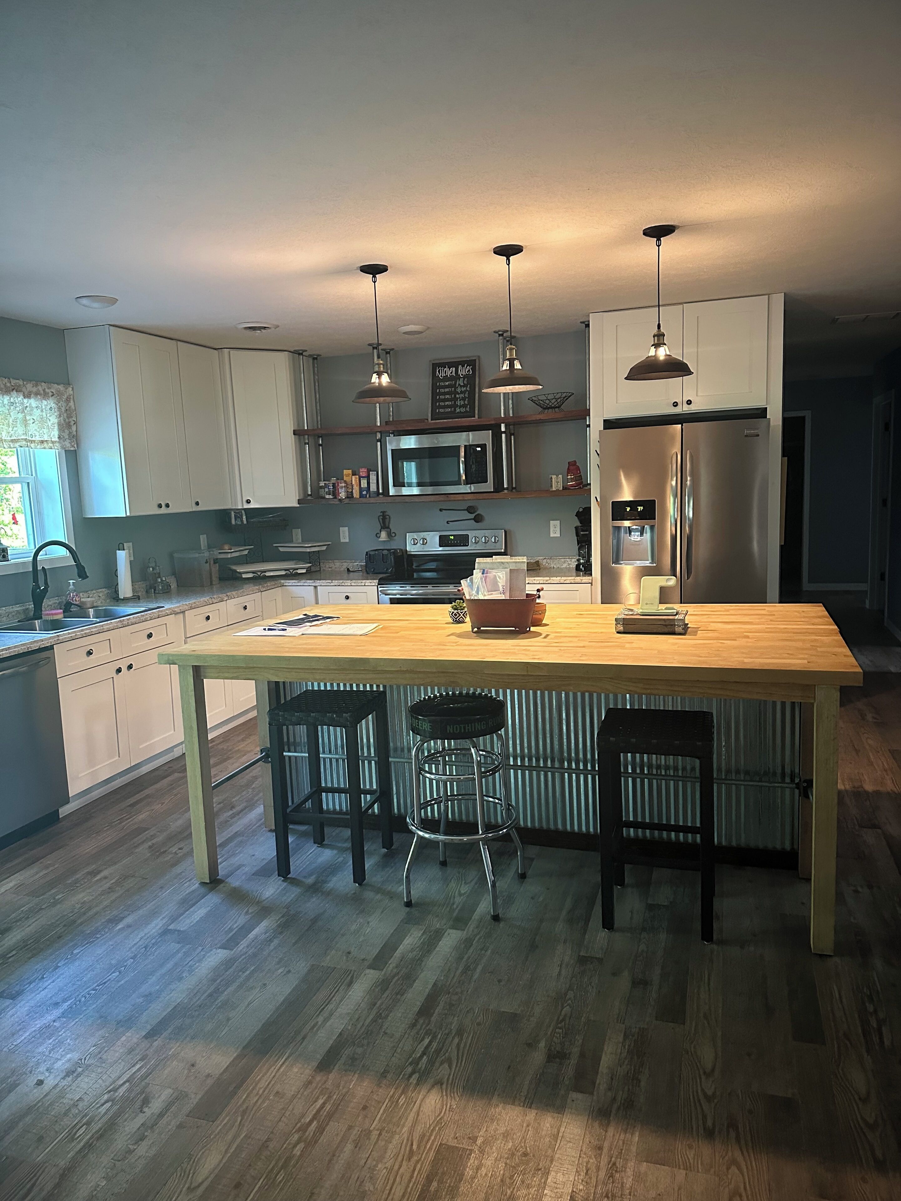 Frigorífico, microondas, horno y placa de cocina