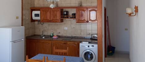 Kylskåp, ugn, spishäll och kaffe- och tebryggare