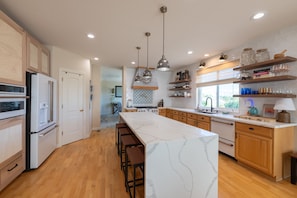 Microwave, oven, stovetop, dishwasher - Modern Mountain Retreat

Located in highly desirable area in Northwest Reno. (Reno)
