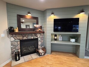 Interior - Modern Mountain Retreat

Located in highly desirable area in Northwest Reno. (Reno)