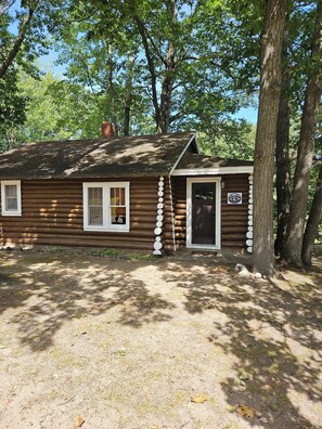 Exterior - Cozy 2-bedroom log cabin in charming Houghton Lake with AC (Houghton Lake)