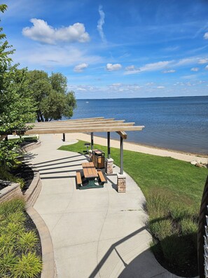 Outdoor dining - Cozy 2-bedroom log cabin in charming Houghton Lake with AC (Houghton Lake)