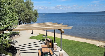 Cozy 2-bedroom log cabin in charming Houghton Lake with AC