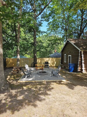 Outdoor dining - Cozy 2-bedroom log cabin in charming Houghton Lake with AC (Houghton Lake)