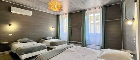 4 bedrooms, iron/ironing board, WiFi, bed sheets