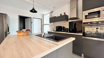 Kjøleskap, mikrobølgeovn, ovn og oppvaskmaskin