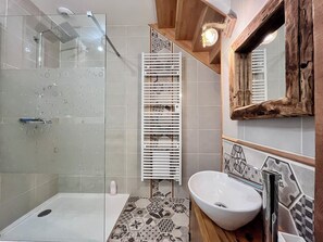 Regadera, amenidades de baño gratuitas, secadora de cabello, toallas 