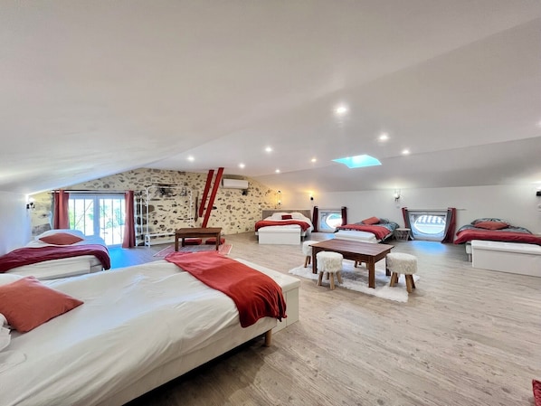 4 chambres, fer et planche à repasser, Wi-Fi, draps fournis