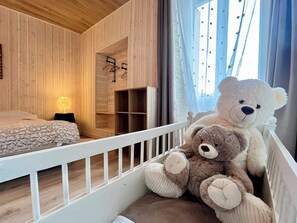 4 bedrooms, iron/ironing board, WiFi, bed sheets