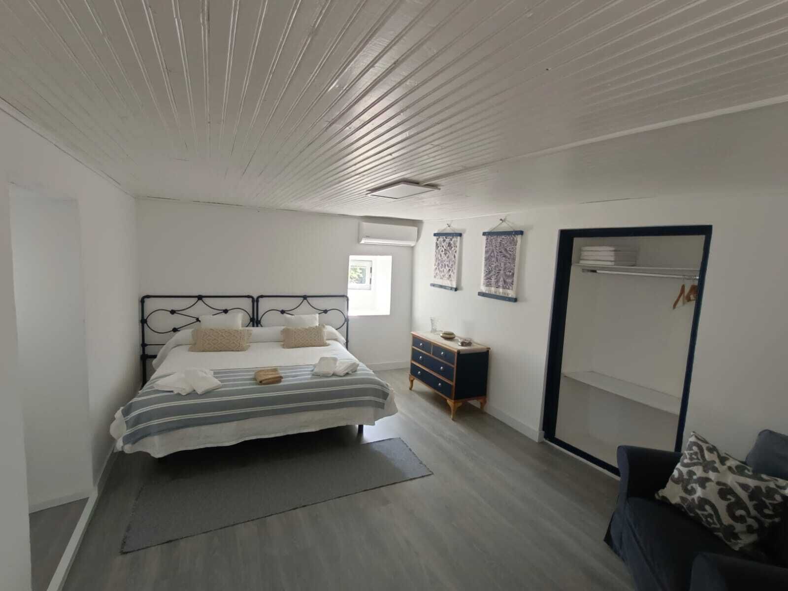 5 slaapkamers, een strijkplank/strijkijzer, wifi, beddengoed