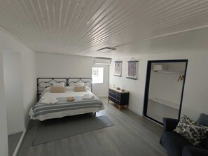5 bedrooms, iron/ironing board, WiFi, bed sheets