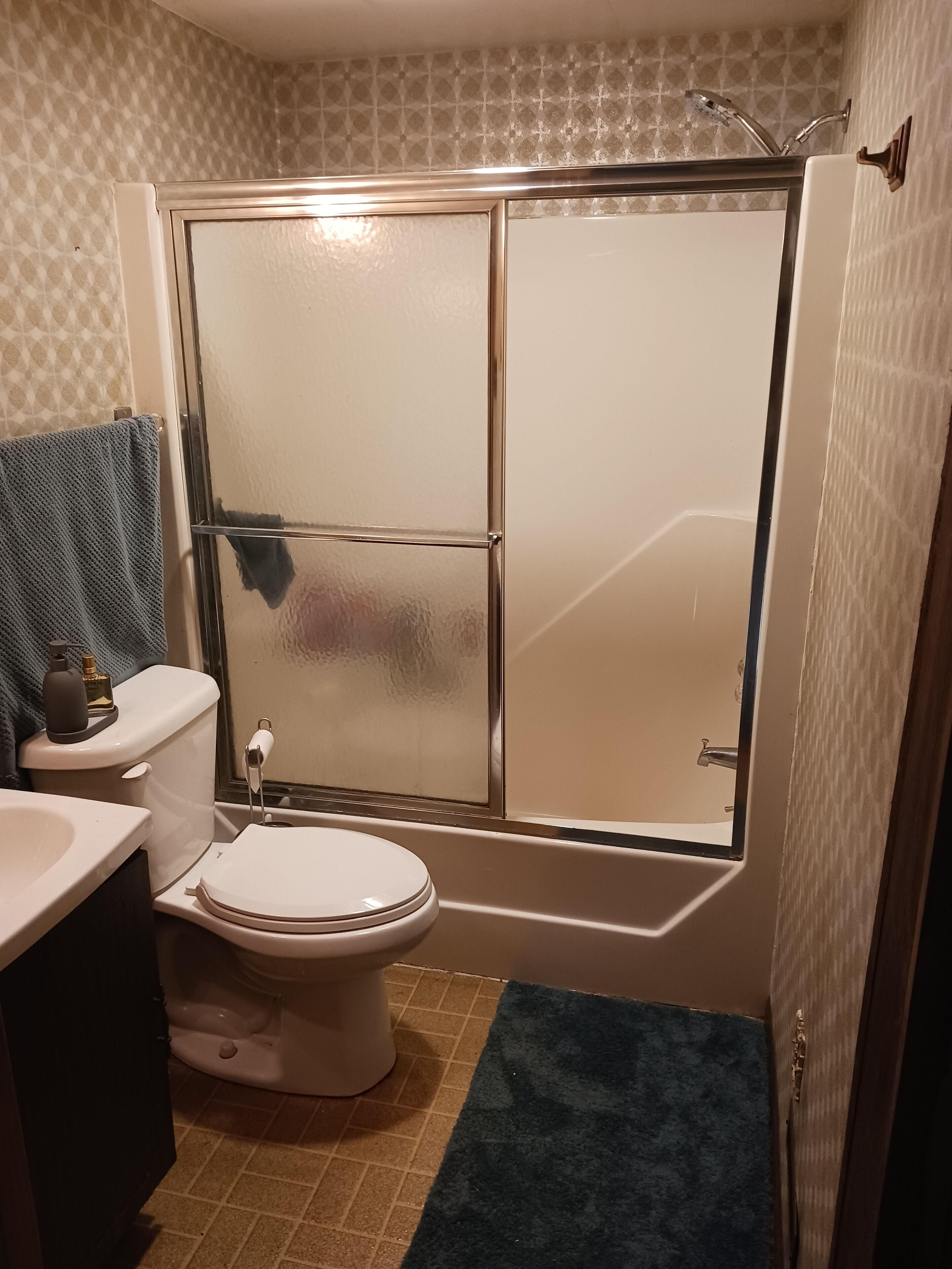 Dusj, håndklær, såpe og sjampo