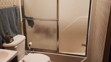 Dusj, håndklær, såpe og sjampo