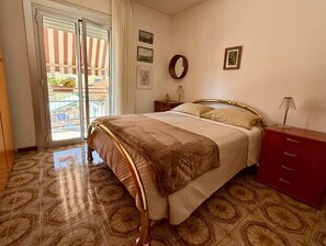 2 bedrooms, iron/ironing board, Internet, bed sheets