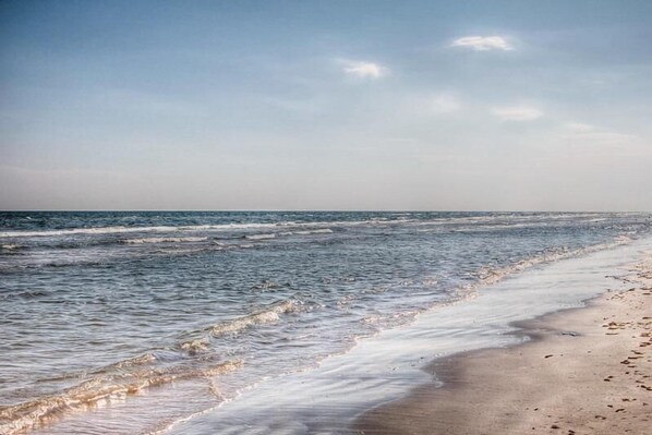 Sun-loungers, beach towels - New! Amazing Downtown Location! Walk to Beach, Bars & Restaurants! (Galveston)