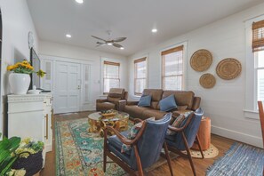 Smart TV - New! Amazing Downtown Location! Walk to Beach, Bars & Restaurants! (Galveston)