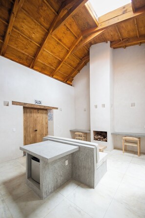 Estudio Deluxe | Área de sala de estar | Chimenea