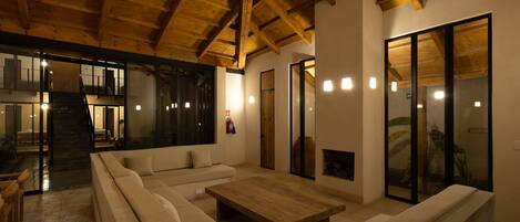 Villa Deluxe, 4 chambres | Coin séjour | Cheminée