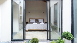 A bedroom with a bed, pillows, and a window. - Jungla Hotel Boutique (San Cristóbal de las Casas)