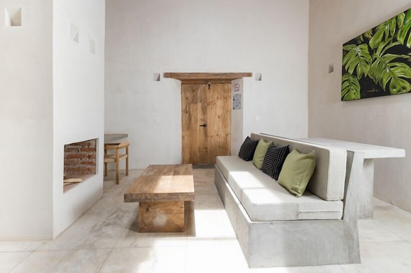 Deluxe Studio | Living area | Fireplace