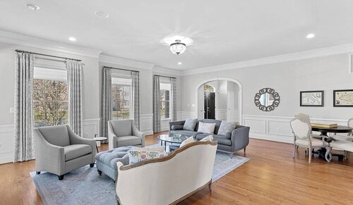 Spacious 6-bedroom house in charming Ashburn with fitness room, AC