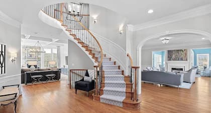 Spacious 6-bedroom house in charming Ashburn with fitness room, AC