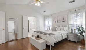 6 bedrooms, iron/ironing board, WiFi, bed sheets - Spacious 6-bedroom house in charming Ashburn with fitness room, AC (Ashburn)