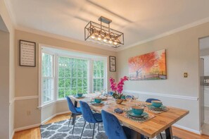Dining - Spacious 6-bedroom house in charming Ashburn with fitness room, AC (Ashburn)