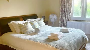 4 bedrooms, iron/ironing board, free WiFi, bed sheets
