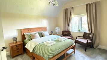 4 bedrooms, iron/ironing board, free WiFi, bed sheets