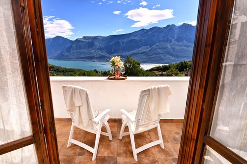 Villino Giuliana by Theater Home - recently renovated and with marvellous lake view