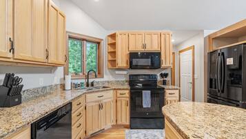 Rumah (3 Bedrooms) | Dapur pribadi | Microwave, oven, kompor, dan mesin pencuci piring