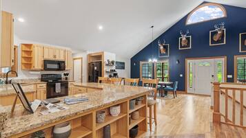 Studio (3 Bedrooms) | Living room | TV, fireplace