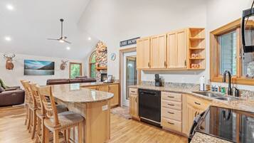 Studio (3 Bedrooms) | Interior