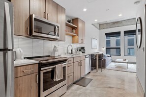 Mikrobølgeovn, ovn, kokeplater og oppvaskmaskin