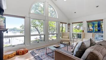 House (3 Bedrooms) | Living room | TV, fireplace