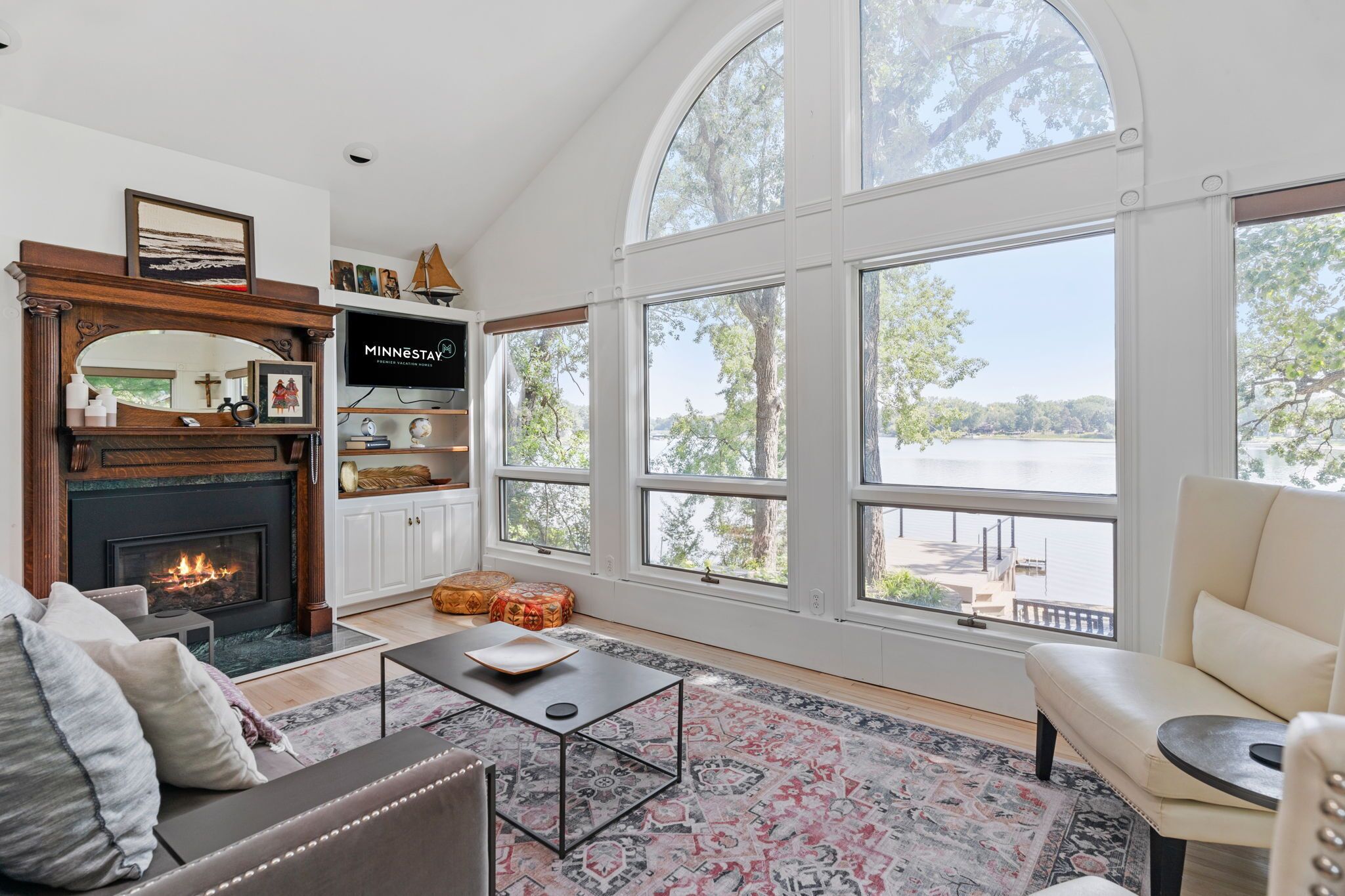 House (3 Bedrooms) | Living room | TV, fireplace